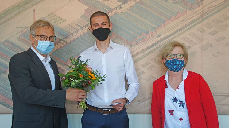 Im Rahmen der Preisverleihung am 23. September 2020 überreichten Prof. Ulrike Tippe, Präsidentin der TH Wildau, und Prof. Norbert Miersch, Laudator und Professor für Maschinenbau, dem 21-jährigen Preisträger den mit 1.000 Euro dotierten DAAD-Preis.