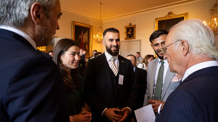 2024 års Kompassrosstipendiater pratar med H.M. Konungen