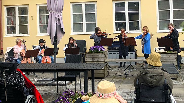 Ett ljus av igenkänning hos publiken då konserten avrundades med ”Den blomstertid nu kommer”.