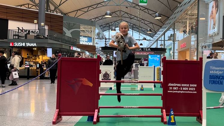9 åriga Minna Stigsson flyger över Jönköping Horse Show hindret på Asecs tillsammans med sin käpphäst