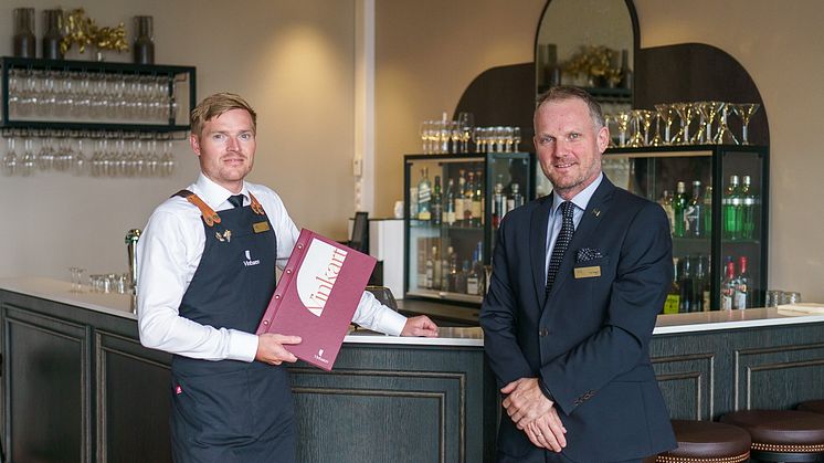 Restaurantsjef Even Eide (til venstre) og hotelldirektør Roy Heggdal (til høyre). Hovmester Ola Nordahl var ikke til stede.