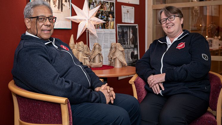 Bildtext: En av Clive och Marianne Adams framför en av Mariannes 61 julkrubbor, som har fått följa med till kontoret. Foto: Jonas Nimmersjö