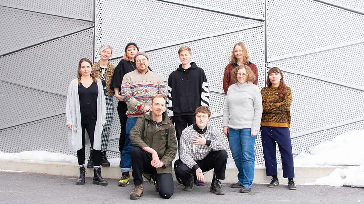 Från vänster: Linda Lundman, Maria Isaksson, Emelie Berglund, Pierre Dackmo, Hampus Berglund Svensson, Gustav Frisk, Ruben Ångqvist, Katarina Paulsson, Lisa Bjurdamm, Mirja Rosendahl. Foto: Jonas Eltes  