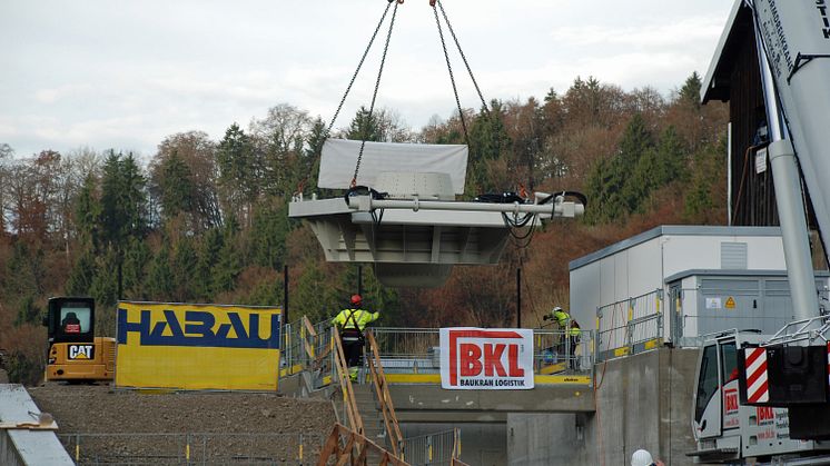 Am Haken eines Autokrans ist die neue Turbine des Wasserkraftwerks in Baierbrunn erfolgreich eingehoben worden.