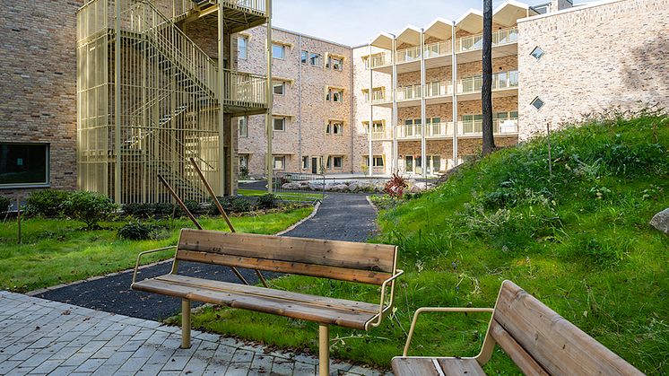 En rogivande och trygg utemiljö är viktigt när framtidens vård- och omsorgsboenden byggs. Bilden är från Borås Stads nya vård- och omsorgsboende Kristinegränd 7, där inflyttningen börjar i mitten av januari. Foto: Jan Kansanen