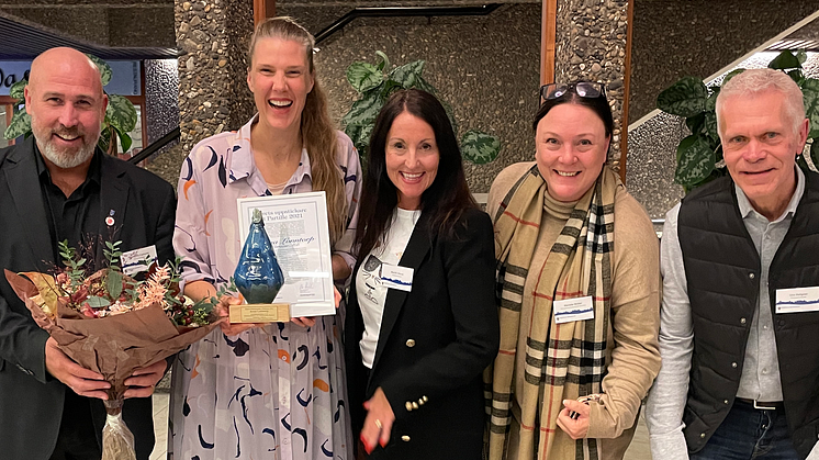 Anna Lonntorp (andra fr. v.) med företaget Coracor är Årets uppstickare i Partille 2021. På bilden syns även kommunalråden Thorbjörn Carlsson (S), Marith Hesse (M), näringslivsansvarig Marieke Wolter och Företagarna Partilles ordförande Uno Hallgren.