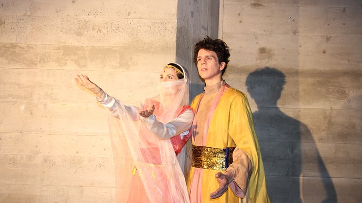 Barbara Bäumler in der Rolle der Leila und Rafael Tavares in der Rolle des Ali