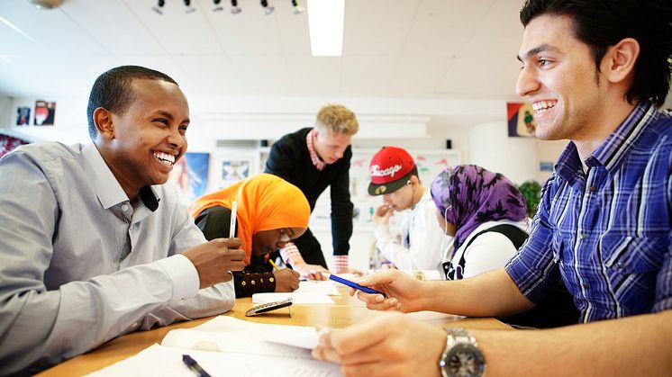 Elev och läxhjälpare. Foto: Stiftelsen Läxhjälpen