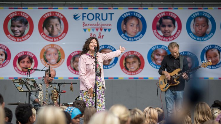 Maj Britt Andersen med band på Barneaksjonens jubileumskonsert