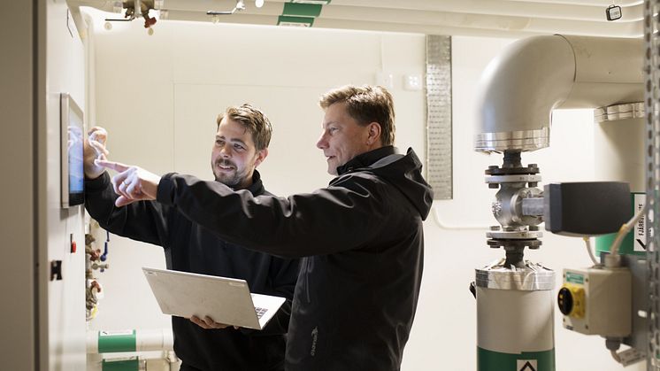 Drifttekniker Niklas Johansson och driftchef Robert Schwartze arbetar med Hotell Hedens energisystem.jpg