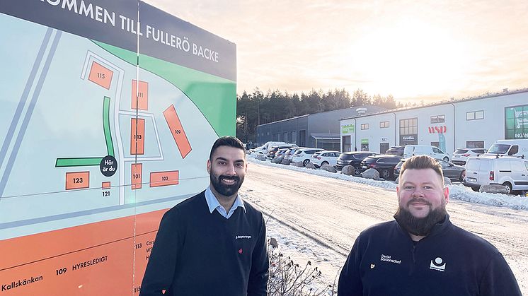 Regionchef Manpreet Bajaj och stationschef Daniel Sturesson på plats i Uppsala Fullerö.jpg