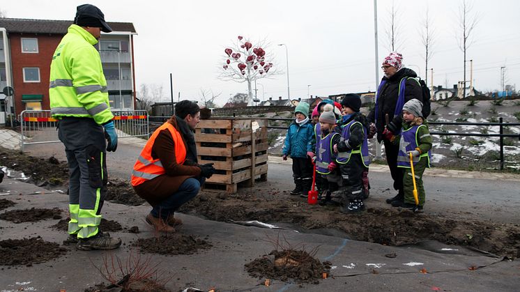 Plantering vid Furulund station