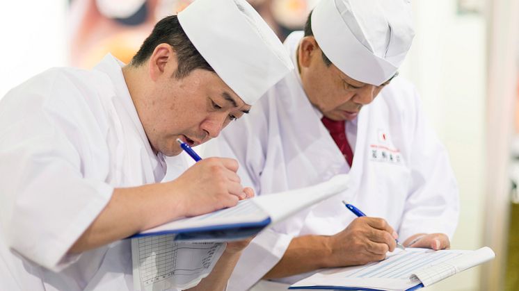 Die japanischen Sushi-Großmeister bei der Bewertung der Sushi-Kreationen.
