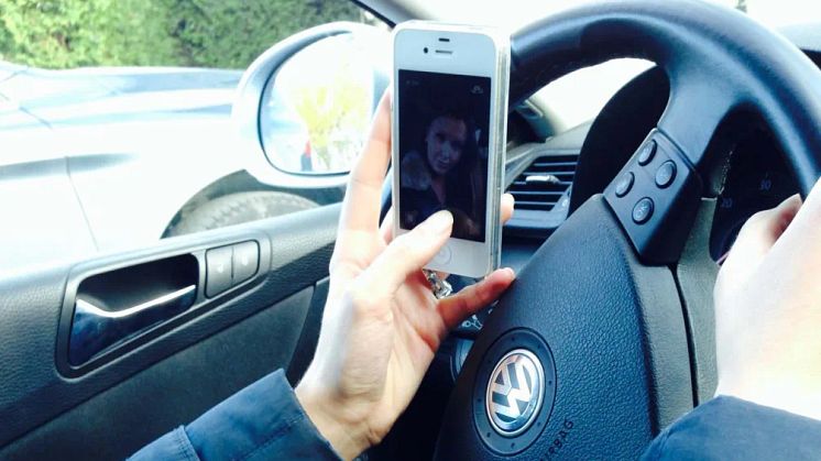 6 av 10 bilister har opplevd at mobilen har tatt oppmerksomheten bort fra veien. I vedlagte video kan du se hvor galt det kan gå.