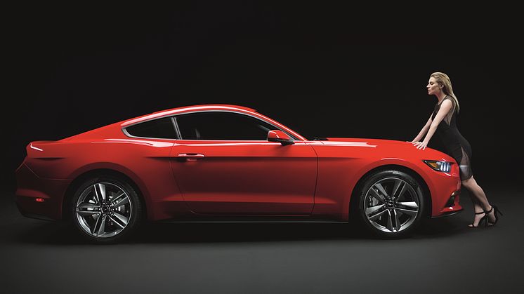 SIENNA MILLER MØDER DEN NYE FORD MUSTANG