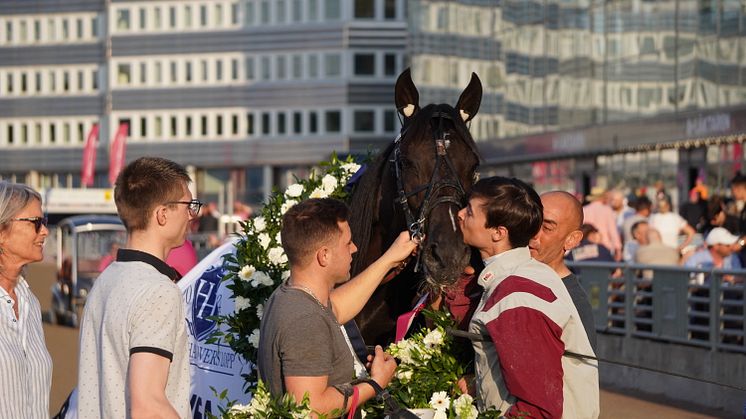 Izoard Vedaquais vann Harper Hanovers på nytt världsrekord. Foto Solvalla
