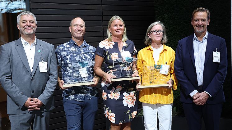 På bild från vänster: Henrik Bos, ordförande ELCA med vinnarteamet från Harplinge Äldreboende: Roger Larsson, Heidi Nilsson, Kerstin Teutsch, Kenneth Lundin.