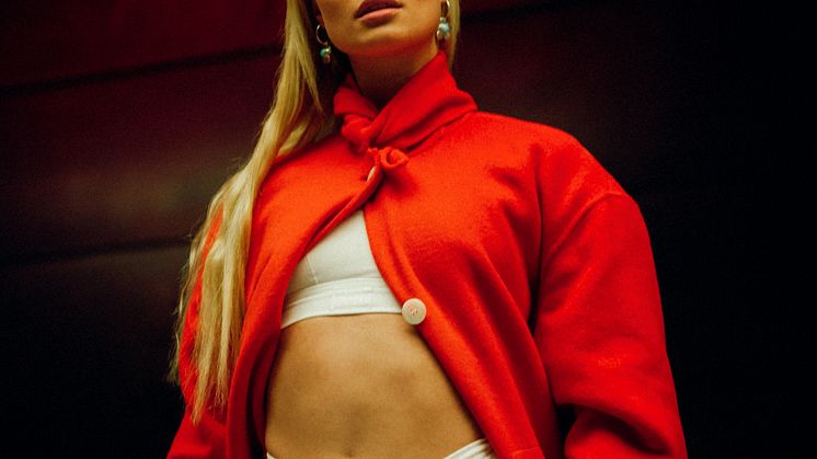 Når Clara drysser popglimmer udover Store VEGA den 10. februar, 2023, bliver det med både gamle og nye sange fra Claras tredje studiealbum, der udkommer i løbet af 2022.