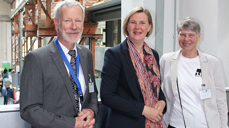 Professorin Dr. Asta Richter (r.) gemeinsam mit ihrer früheren Studentin und heutigen Studiendekanin an der FH Stralsund, Professorin Dr.-Ing. Petra Maier, sowie Prof. Dr. Siegfried Rolle, TH-Studiengangsprecher Physikalische Technologien.