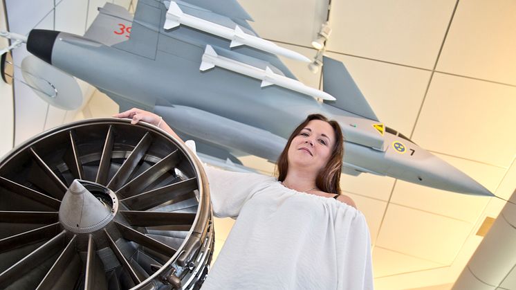 Veronica Fornlöf, som försvarar sin licentiatavhandling 30 maj, jobbar till vardags med motorn till stridsflygplanet JAS 39 Gripen i den spännande miljön på GKN Aerospace i Trollhättan.  (Foto: Jukka Lamminluoto )