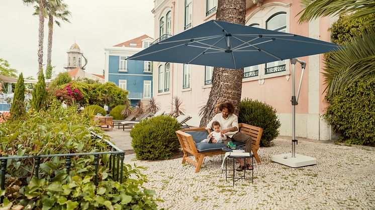 Unter dem Seitenmastschirm Sunwing Casa von Glatz findet sich bequem ausreichend Schattenplatz. 