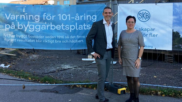 Finanschef Joakim Wernersson och vd Eva Nordström vid pågående byggnation i Bromma.