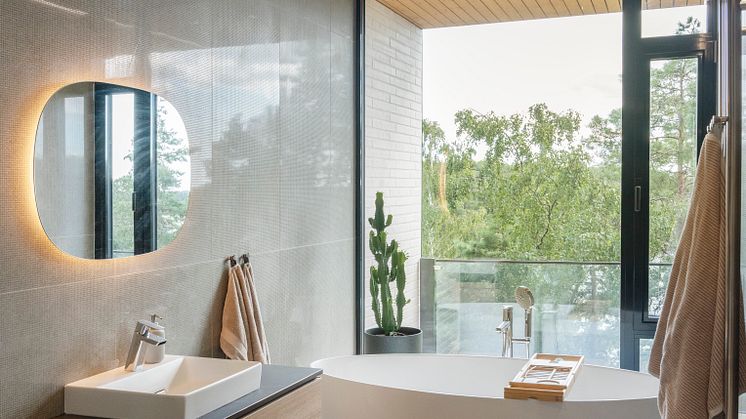 Geberit ONE -kylpyhuonekaluste mustalla kivitasolla, Option Oval -peili, iCon wc-istuin_2.jpg