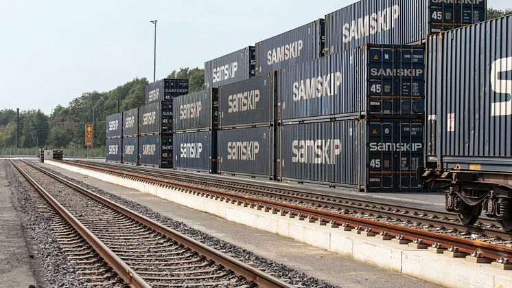 Varje vecka transporteras containrar med returlådor från Västerås ner till Duisburg i Tyskland