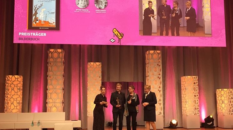 Fra tildelingen av årets Deutscher Jugendliteraturpreis under bokmessen i Frankfurt. En stolt prisvinner, Øyvind Torseter, nr. to fra venstre.