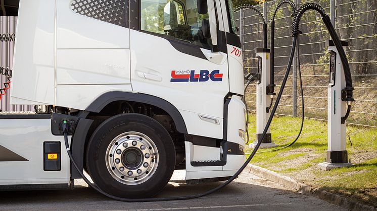 Laddningsstationer för lastbilar på Coca-Cola Europacific Partners anläggning i Jordbro