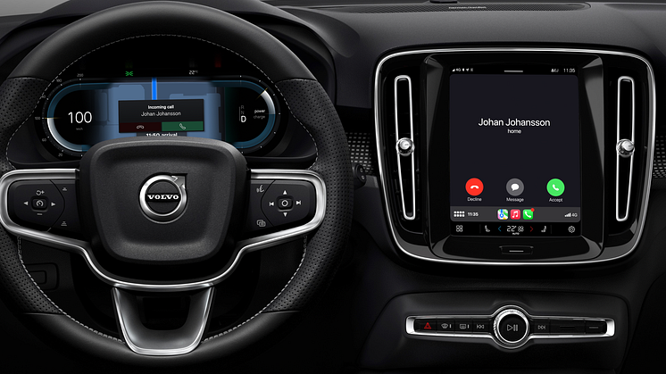 Volvo_XC40_Recharge_-_Incoming_call_on_driver_display_and_centre_display