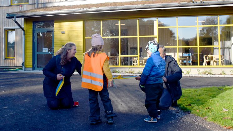 Monica Bubbholz, teknik- och fastighetsnämnden och Niklas Wikström, barn- och ungdomsnämnden klippte tillsammans med två av förskolans barn bandet och förklarade förskolan invigd. 