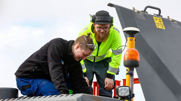 Servicetekniker Emma Furberg hos kunden