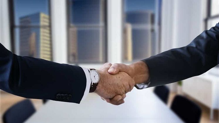 shaking-hands-3753457-980x678[1].jpg