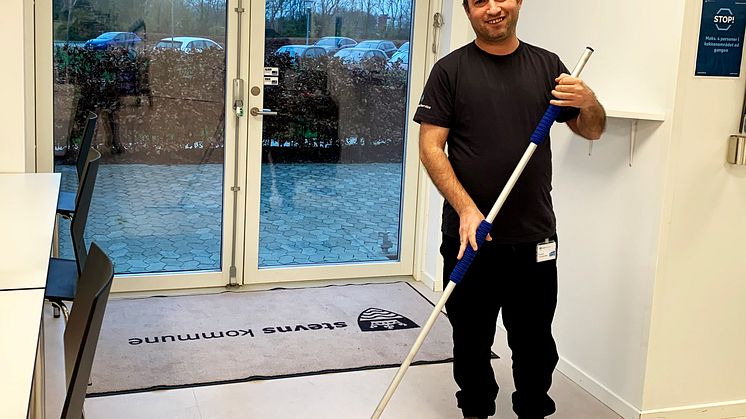 Abdo Ahmad er døv og har haft svært ved at finde job i Danmark, som han flygtede til fra Syrien i 2016. Nu er han i praktik hos Forenede Service, der har overtaget rengøringsansvaret i Stevns Kommune. Han drømmer om at blive fastansat. 