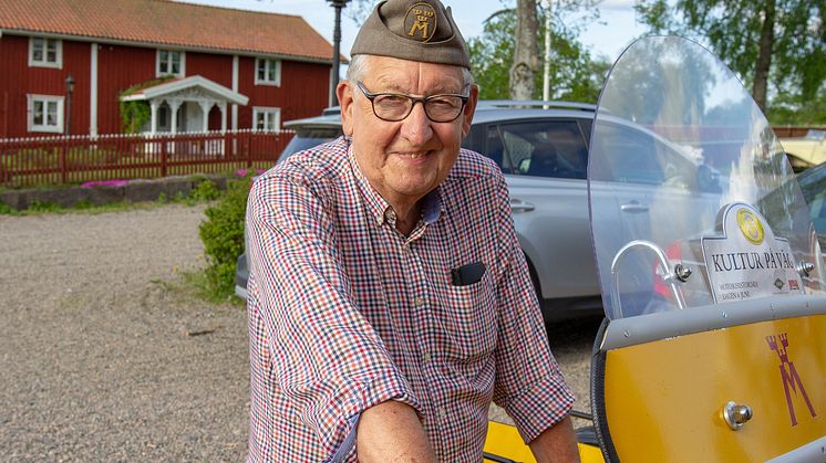Kjell Boberg jobbade som vägsamarit på 50-talet. Nu ställer han ut sin motorcykel på Riksettanrallyt.