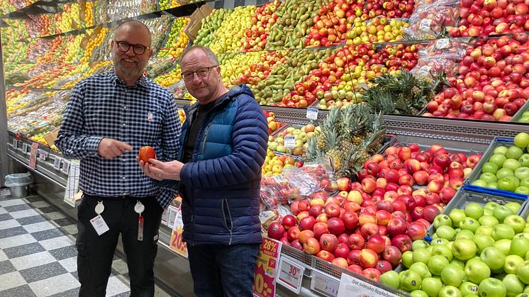 Daniel Stenmark på ICA Kvantum och Jan Forsberg lärlingslärare Fotograf  Ewa Pereyra