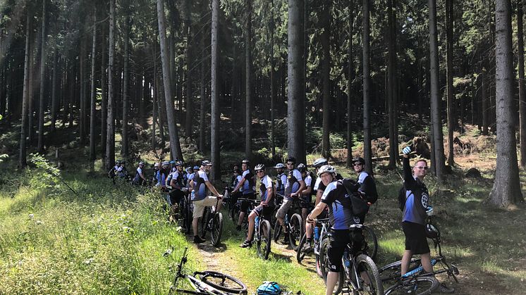 1.000 Kilometer, 20.000 Höhenmeter – so die Bilanz des MTB-ADVENTURE 2018. Bei bestem Kaiserwetter strampelten rund 30 Dach,- Holz,- und Klempnerexperten durch das Willinger Upland.