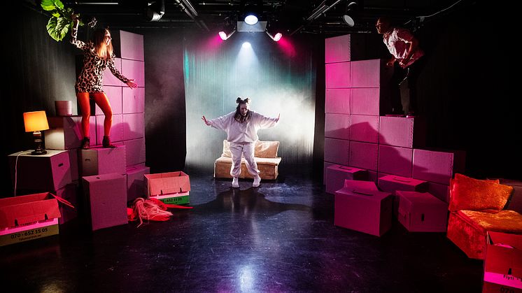 Silan Maria Budak Rasch spelar Lova i föreställningen ”Den stora sprickan” på Kirsebergsteatern. Foto: Emmalisa Pauly