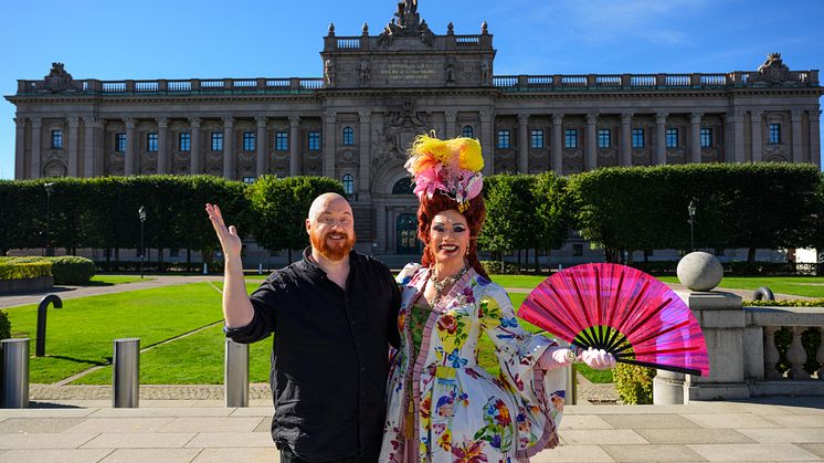 Petter Wallenberg & Inga Tvivel utanför Sveriges riksdag