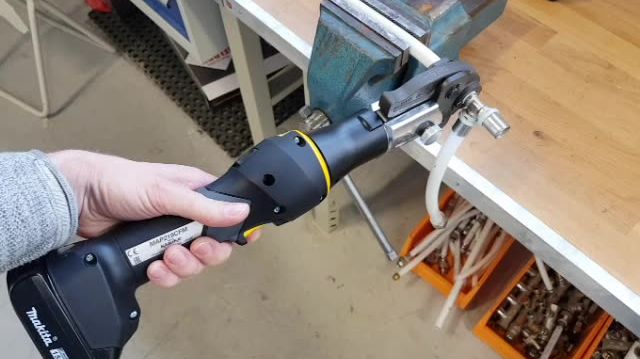 LK press tool with info display and Bluetooth connection