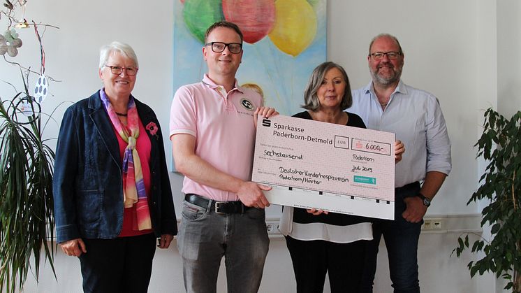 Freuen sich für den Ambulanten Kinder- und Jugendhospizdienst Paderborn-Höxter (v. l.): Annemarie Risse, AKHD Paderborn-Höxter, Daniel Böddeker, Betriebsrat WWE, Roswitha Schopohl-Herber, AKHD, und Peter Schmitz, Betriebsrat WWE.
