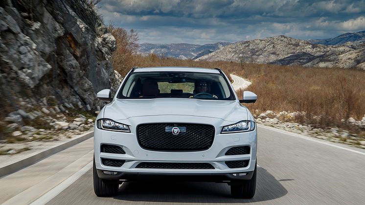 J_F-PACE_Drives_GlacierWhite