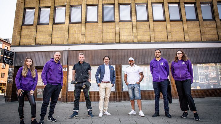 Här skapas ett antirasistiskt center. Representanter för organisationen Helamalmö och Stena Fastigheter utanför fastigheten på Bergsgatan i Malmö. Snart startar Helamalmö och Malmös kommunala ordningsvakter sitt arbete på Möllevångstorget.