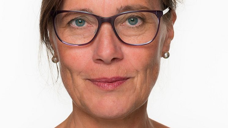 Mona Holm taler under åpningen av et iransk kvinnemuseum i eksil i Den Haag. Hun er museumsleder ved det nasjonale museet Anno Kvinnemuseet i Kongsvinger, og president i Den internasjonale organisasjonen for kvinnemuseer (IAWM). Foto: Bård Løken