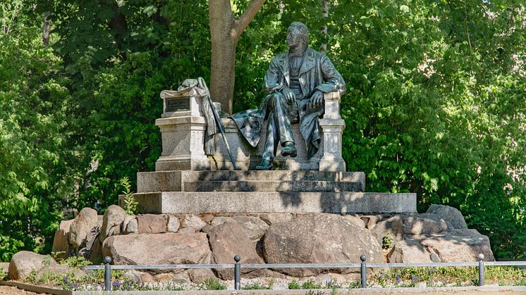 Das Fontane-Denkmal in Neuruppin. in diesem Jahr jährt sich Fontanes Geburtstag zum 200. Mal. Foto: TMB-Fotoarchiv/Steffen Lehmann.   