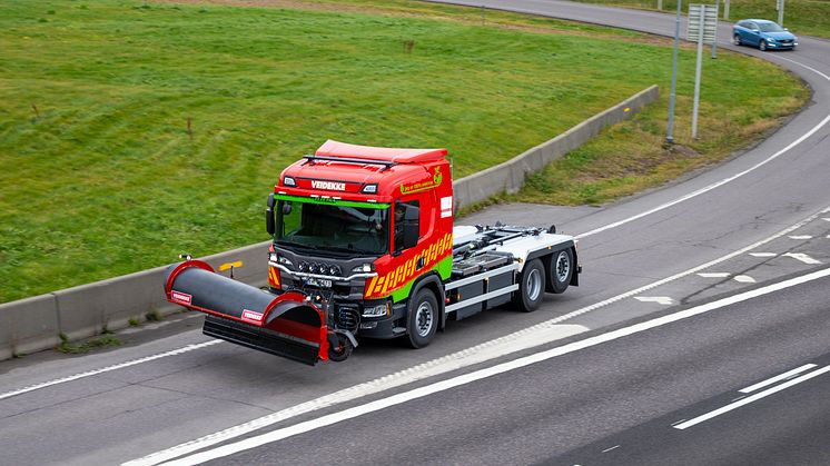 Denne Scania 25P-krokbilen er den første som skal brukes til brøyting i Skandinavia. Entreprenør Veidekke skal drifte riks-og Europaveiene i Vestfold og Telemark og skal teste hvordan elbil faktisk fungerer på den kontrakten.