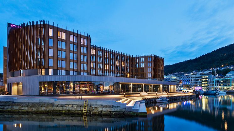 I Solheimsviken i Bergen har GC Rieber Eiendom bygget Viken Brygge. Bygningen huser hotel Moxy Bergen og restaurant Ostra. Foto: GC Rieber Eiendom AS