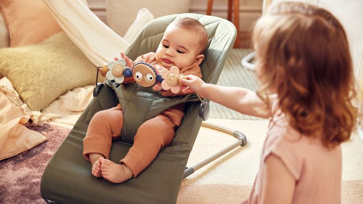 006140-bouncer-bliss-dark-green-woven-petal-quilt-lifestyle-babybjorn-05-medium