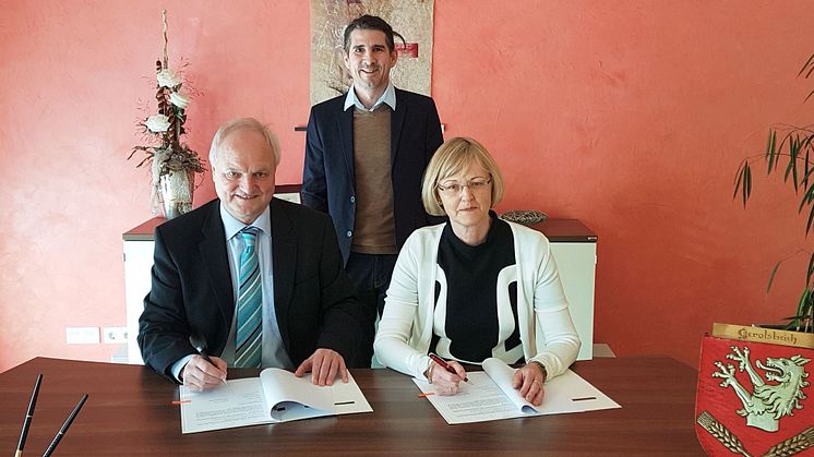 Bürgermeister Martin Seitz (v. l.) und Bayernwerk-Kommunalverantwortliche für Oberbayern, Ursula Jekelius (v. r.), unterzeichnen gemeinsam mit Bayernwerk-Kommunalbetreuer Josef Bestle (h.) den neuen Konzessionsvertrag.